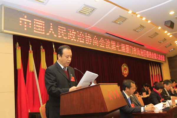 厦门市海沧区政协主席许成福作常委会工作报告。