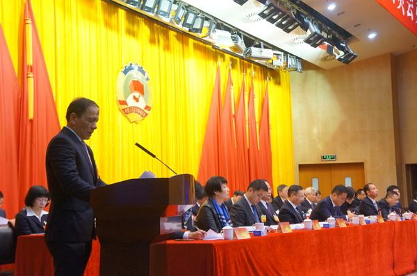 厦门市思明区政协副主席黄嘉斌作提案工作报告。