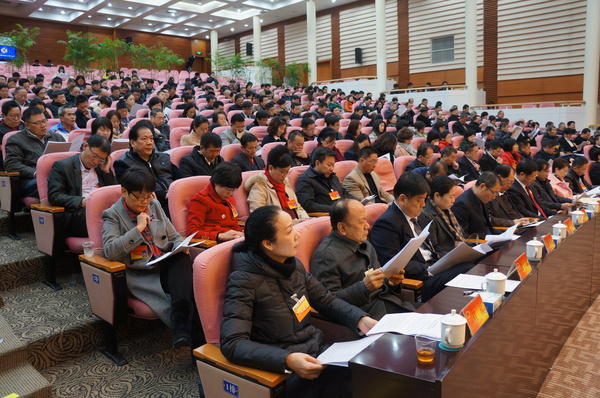 厦门市思明区政协委员在认真听取和审议常委会工作报告。