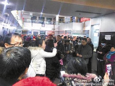 视频中，女子怒斥票贩子。