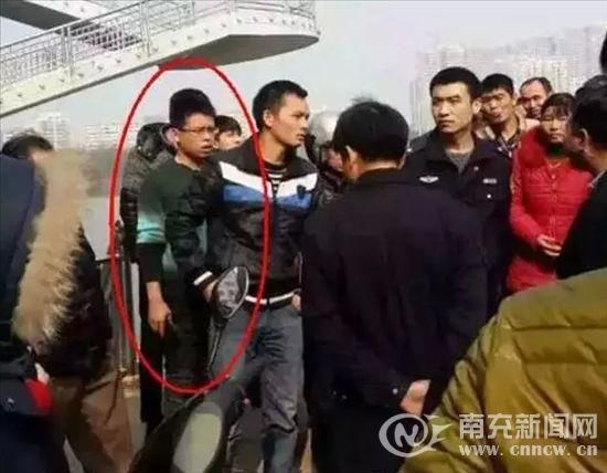 1月26日，记者见到了放寒假刚从学?；氐侥铣涞睦钇妫迨莸乃髯乓桓毖劬?，显得十分斯文。就读于江西理工大学经济管理学院金融专业的李奇今年念大四，原本默默无闻的他却因一周前在赣州市勇救落水女子后悄然离去，引发了赣州全市的搜寻，一条“全城寻找好人眼镜哥”的消息刷爆了当地人的朋友圈，李奇更是被称为“虔城(赣州别称)好男儿”。