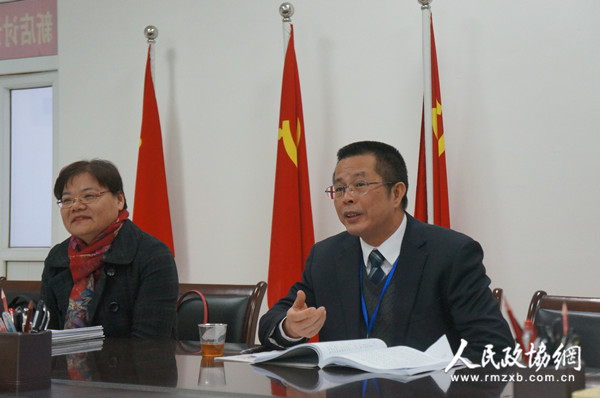 1月27日，在新店小组讨论会上，厦门市翔安区政协主席林进胜（右一）就法院加大执行力度、检察院进行预防职务犯罪警示教育等问题，与委员们进行深入交流。照宁 摄