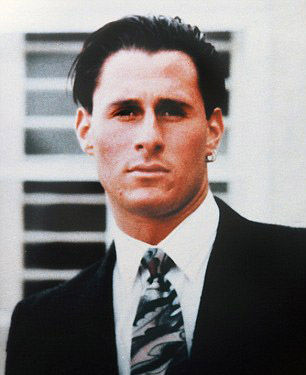 高曼死于血泊中。（网页截图）