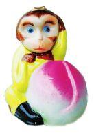 粉彩瓷又叫软彩瓷，为景德镇窑四大传统名瓷之一，是将釉上彩绘经低温烧成的彩绘方法。粉彩瓷器是清康熙晚期在五彩瓷基础上，受珐琅彩瓷制作工艺影响而创造的一种釉上彩新品种。这件瓷器摆件上的美猴王怀抱粉红色大寿桃，体现“猴桃瑞寿”之美意，尽显俗中有雅、拙中见美的意境。