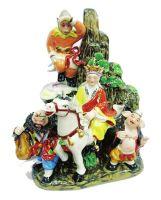 斗彩又称“逗彩”，是在青花基础上加釉上彩而产生的装饰方法，高温烧成青花，再填涂材料二次进窑烧造完成。浅淡青花和釉上彩绘结合组成的纹饰图案，使斗彩瓷成为瓷器中的精品。