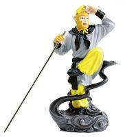 德化雕刻师采用写实手法，细腻而逼真地表现出孙悟空的外表特点，令人一眼难忘。孙悟空头戴金冠，身披“战袍”，手持金箍棒，威风凛凛，腾云驾雾，一对炯炯有神的火眼金睛，闪现出铲除一切妖魔的决心。大可谓：“金猴奋起千钧棒，玉宇澄清万里埃?！? border=