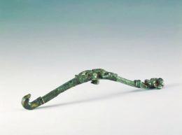 带钩长16.2cm，通体鎏金，用高浮雕手法呈现动物装饰。带钩前端为鸟首钩，后端装饰猴纹，猴腿一立一弯曲，双爪捧握食物。带钩正中饰有一只长耳卧兔，形态尤为生动。