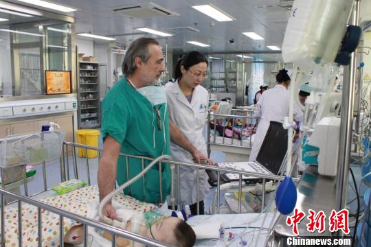 意大利医学专家免费为中国患儿实施手术?！∥湮姆?摄