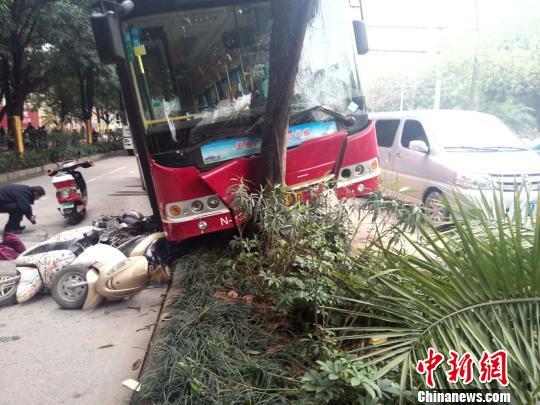 南宁公交连撞多车致1死3伤疑避让急停电单车所致
