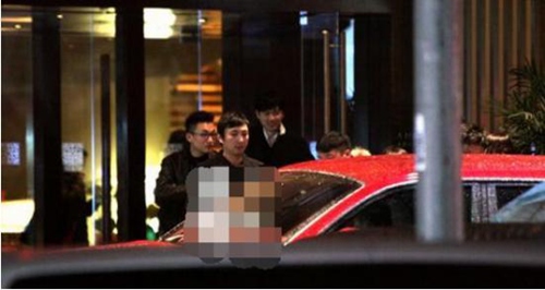 王思聪乘定制豪车参加聚会