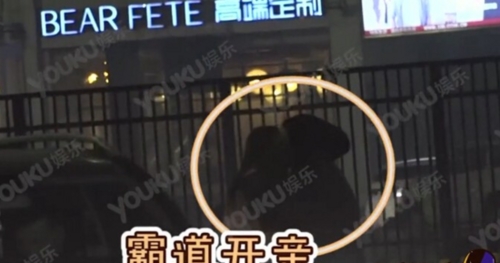 王思聪与女友当街激吻