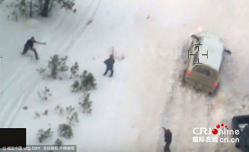 2016年1月28日，美国联邦调查局发布一名执法人员与极端民兵被击毙瞬间的视频。视频显示，该男子被击毙前将手伸向口袋。1月26日，美国联邦调查局特工和俄勒冈州警察在一条高速公路上截停一批极端民兵，以非法占据一处联邦政府野生动物保护区为由，拘捕5名犯罪嫌疑人，另有一人在交火中被击毙。图片来源:Reuters/视觉中国