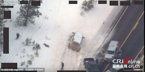 2016年1月28日，美国联邦调查局发布一名执法人员与极端民兵被击毙瞬间的视频。视频显示，该男子被击毙前将手伸向口袋。1月26日，美国联邦调查局特工和俄勒冈州警察在一条高速公路上截停一批极端民兵，以非法占据一处联邦政府野生动物?；で?，拘捕5名犯罪嫌疑人，另有一人在交火中被击毙。图片来源:Reuters/视觉中国