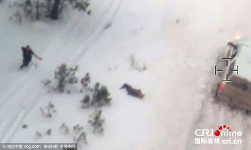 2016年1月28日，美国联邦调查局发布一名执法人员与极端民兵被击毙瞬间的视频。视频显示，该男子被击毙前将手伸向口袋。1月26日，美国联邦调查局特工和俄勒冈州警察在一条高速公路上截停一批极端民兵，以非法占据一处联邦政府野生动物?；で?，拘捕5名犯罪嫌疑人，另有一人在交火中被击毙。图片来源:Reuters/视觉中国