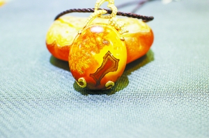 鸡肝红鼻烟壶 鸡肝红鼻烟壶