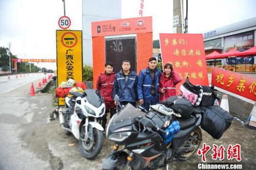 记者直击中国返乡摩托大军:裹挟在车流中的艰险夜行路