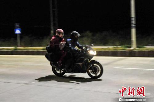 龙廷轮29日晚穿行在321国道上。　蒋雪林　摄