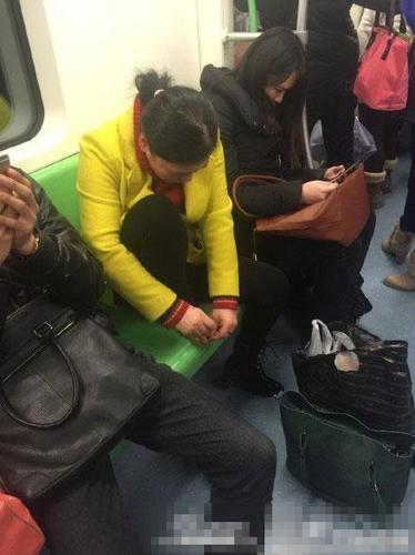 网曝女子地铁上剪脚趾甲 网友：年夜饭要吐出来