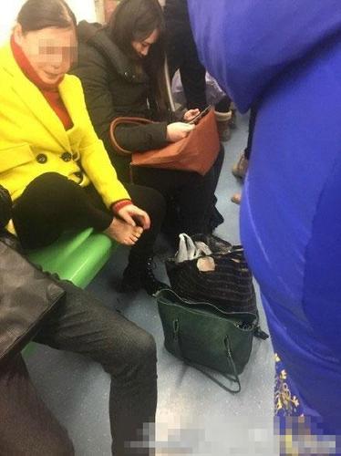 网曝女子地铁上剪脚趾甲 网友：年夜饭要吐出来