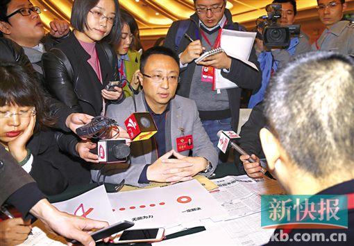 政协委员曹志伟在广州市城管委问政。新快报记者 毕志毅/摄