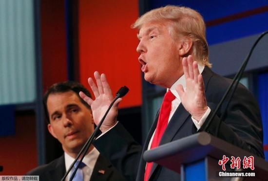 特朗普在辩论现场肢体语言丰富，非常抢镜。