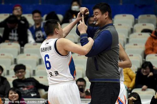 上海纪念赛姚明当裁判 身材发福队友动手理论