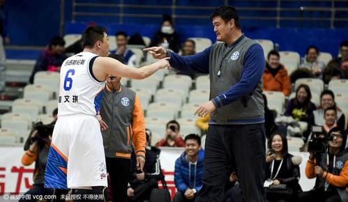 上海纪念赛姚明当裁判 身材发福队友动手理论