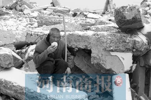 67岁老汉砸钢筋卖破烂还债:不能让人家过不好年