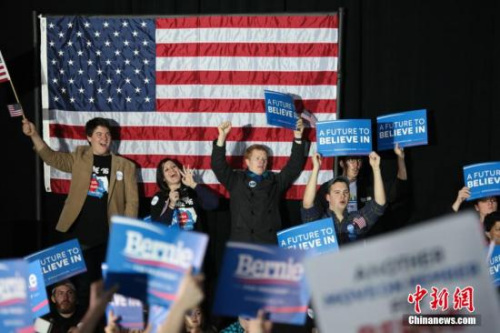 当地时间1月31日，距美国总统大选首站艾奥瓦州党团会议开始仅1天，民主党竞选人桑德斯在艾奥瓦州首府得梅因举行集会活动。图为大学生为桑德斯造势拉票。<a target='_blank' href='http://www.chinanews.com/'>中新社</a>记者 邓敏 摄