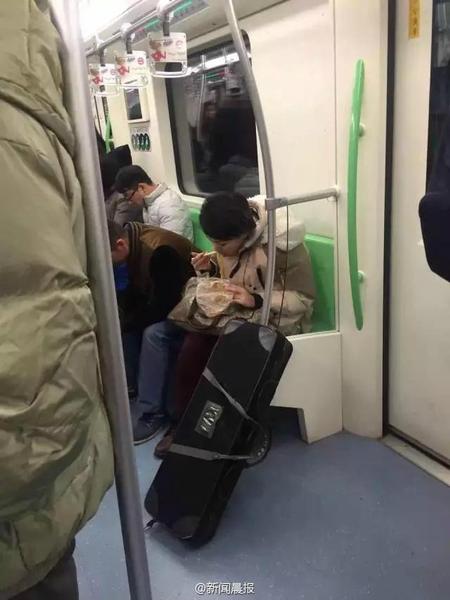 下一次，她是不是要在地铁上吃火锅？