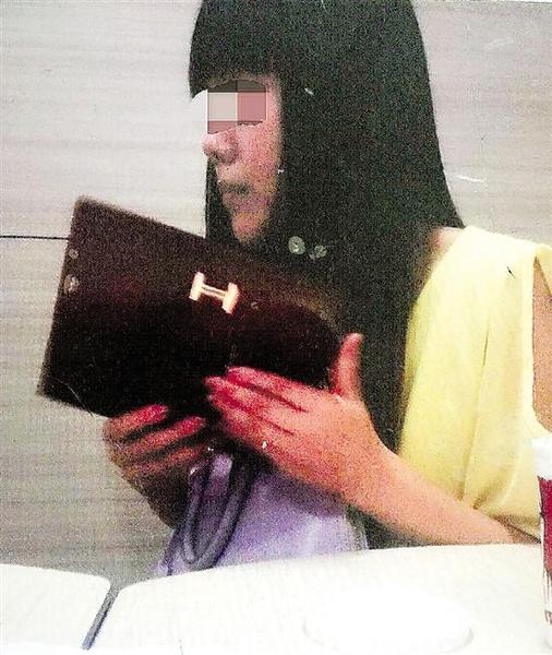 小王的女朋友小刘。