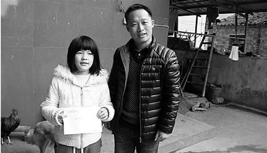 徐建新与杨思慧。尽管面对困难，徐校长仍然保持微笑，他希望教会学生要坚强乐观。