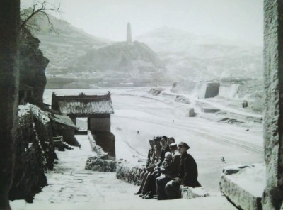 徐佛观坐在延安交际处，远处就是宝塔山。