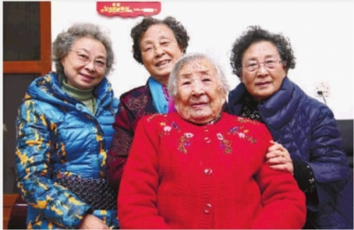12月11日，南京大屠杀幸存者戎瑞霞老人（右二）和她的三个女儿合影。 记者 赵持 摄 新闻前奏