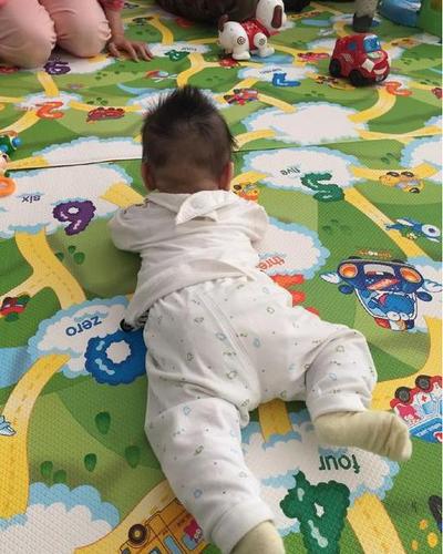 黄海波晒儿子萌照