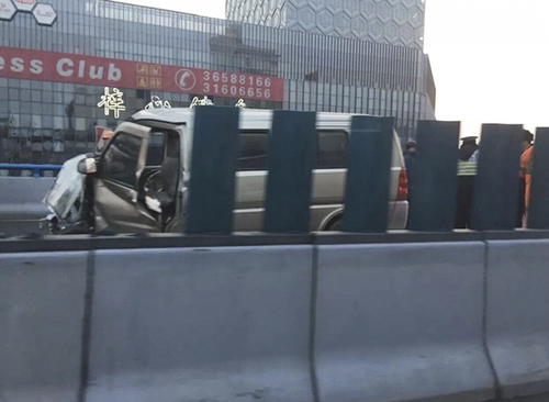 公交逆行撞面包车 20年驾龄老司机不听售票员提醒 公交逆行撞面包车 20年驾龄老司机不听售票员提醒