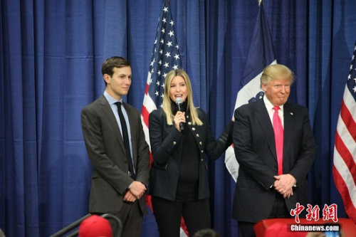 当地时间1月31日，美国总统竞选人特朗普在美国大选首站艾奥瓦州康瑟尔布拉夫斯市一所中学校园举行拉票活动，他怀孕八个月的女儿伊凡卡（中）也来站台助选。<a target='_blank' href='http://www.chinanews.com/'>中新社</a>记者 邓敏 摄