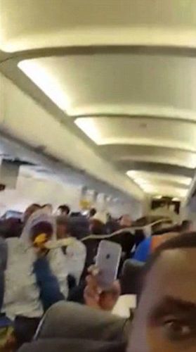 索马里客机起飞后被炸出一大洞