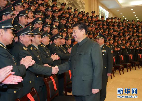 这是2月2日，习近平在南昌接见驻赣部队师以上领导干部和建制团单位主官，代表党中央和中央军委，向驻赣部队全体官兵致以诚挚问候，向全体解放军指战员、武警部队官兵、民兵预备役人员致以新春祝福。新华社记者李刚摄