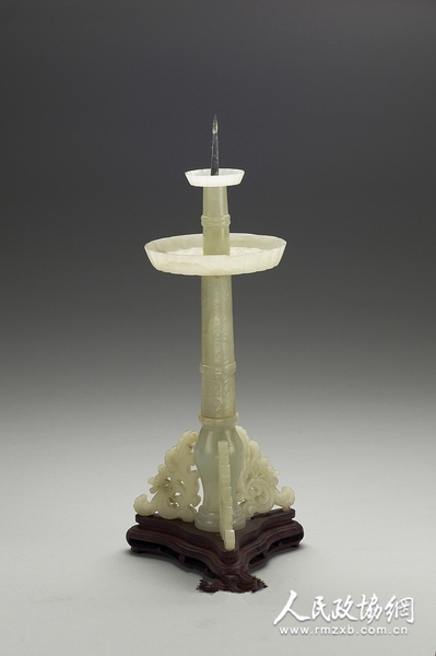 玉烛长调烛台 青玉所制，分为一大一小两个梅花盘，大盘内底镌刻篆书“玉烛长调乾隆年制”八字。