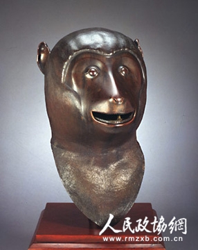 圆明园海晏堂12生肖大水法铜铸猴首 年代:清乾隆尺寸:通高45.7cm重6.55kg保利艺术博物馆藏 圆明园海晏堂12生肖大水法铜铸猴首 年代:清乾隆尺寸:通高45.7cm重6.55kg保利艺术博物馆藏