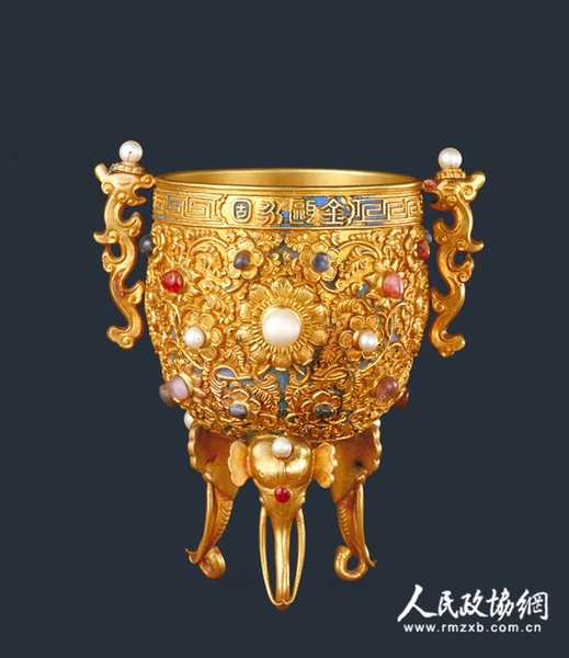 金瓯永固杯 杯金质，鼎式，圆形，直口?？谘伥苫匚埔恢埽幻嬷胁况勺椤敖痍庇拦獭?，一面錾“乾隆年制”四字款。