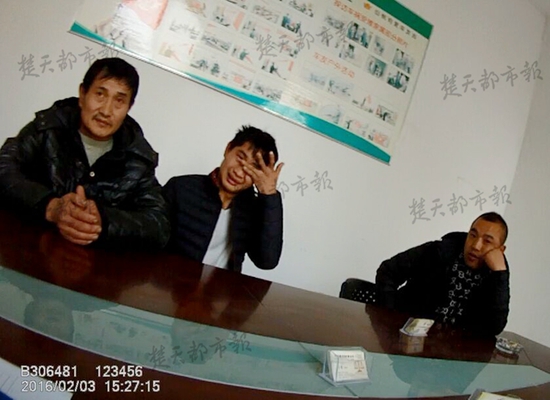 面包车上的年轻司机(中)吓哭了。右为宾利上的乘客