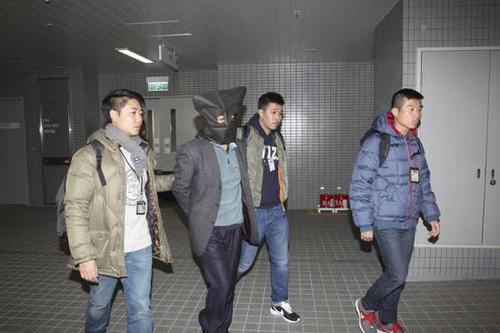 香港警方护送着史德运离开。