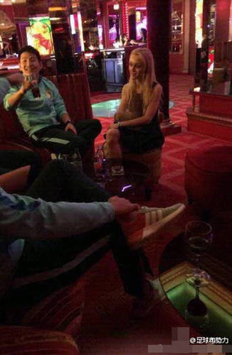 网曝苏宁球员不雅照 穿队服与半裸美女调情