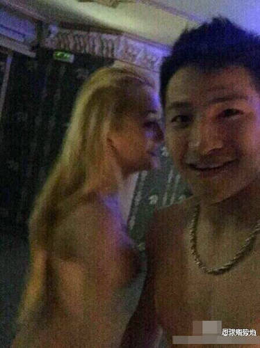 　杨笑天与穿着暴露的外国女郎亲密自拍。