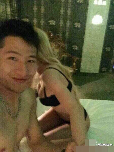 　　网曝苏宁球员不雅照。