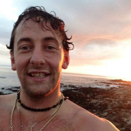 近日，英国一起男子吃汉堡噎死的案件进入了最终的死因裁定阶段，法庭将该起案件判为意外死亡。事件主人公是29岁的Darren