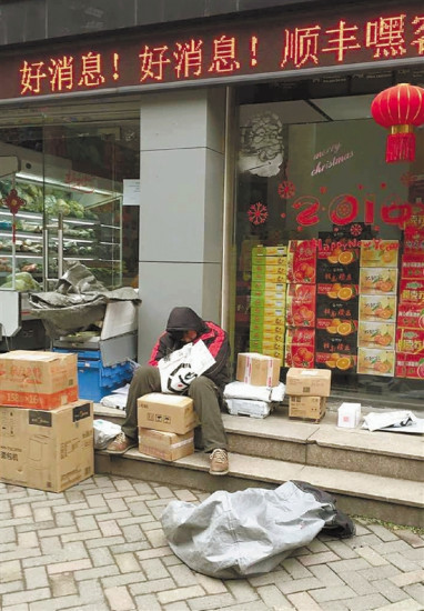 快递小哥累得坐台阶上睡着辛酸照片刷屏(图)