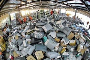 快递小哥累得坐台阶上睡着 辛酸照片刷屏(图)1 快递小哥累得坐台阶上睡着 辛酸照片刷屏(图)1